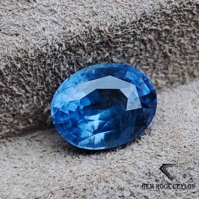 Natural heated blue sapphire - Image 2