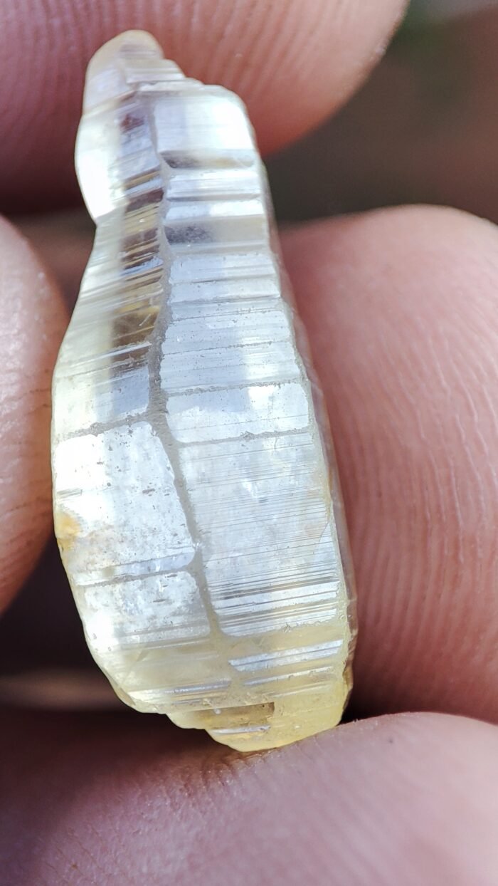 spakling yellow sapphire crystal - Image 4