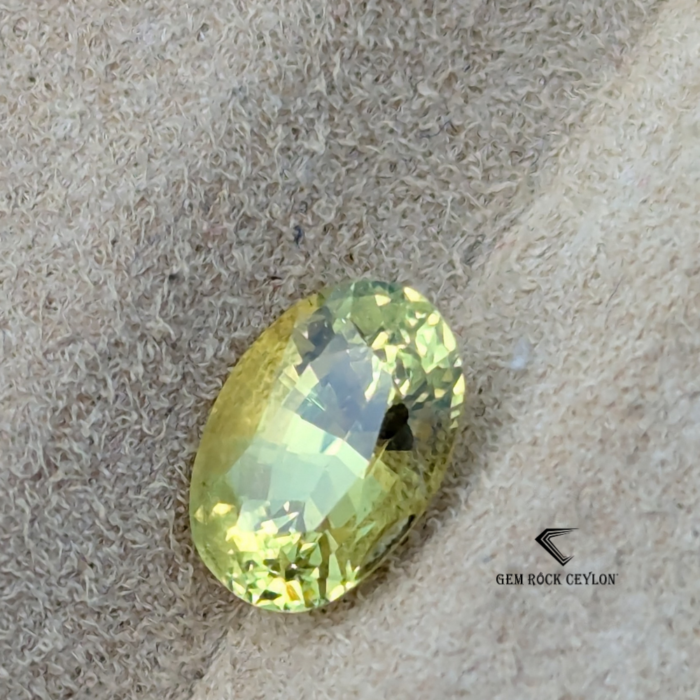 Explore a natural chrysoberyl - Image 4